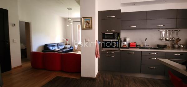En exclusivité je vous propose ce bel appartement en centre ville à Bastia.
En très bon état. Il est au rez-de-chaussée de l'immeuble mais se situe en hauteur par rapport à la rue campinchi. La cuisine reste complètement équipée et un grand placard aménagé se trouve dans chacune des 2 chambres. Le salon est lumineux et agréable. Cet appartement est climatisé. Chaque fenêtre en double vitrage a une moustiquaire. Il n'y a pas d'extérieur mais tout est accessible à pied, les cafés, le cinéma, le théâtre, tous les commerces, la place St Nicolas. Bienvenue chez vous.