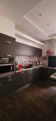 En exclusivité je vous propose ce bel appartement en centre ville à Bastia.
En très bon état. Il est au rez-de-chaussée de l'immeuble mais se situe en hauteur par rapport à la rue campinchi. La cuisine reste complètement équipée et un grand placard aménagé se trouve dans chacune des 2 chambres. Le salon est lumineux et agréable. Cet appartement est climatisé. Chaque fenêtre en double vitrage a une moustiquaire. Il n'y a pas d'extérieur mais tout est accessible à pied, les cafés, le cinéma, le théâtre, tous les commerces, la place St Nicolas. Bienvenue chez vous.