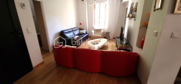 En exclusivité je vous propose ce bel appartement en centre ville à Bastia.
En très bon état. Il est au rez-de-chaussée de l'immeuble mais se situe en hauteur par rapport à la rue campinchi. La cuisine reste complètement équipée et un grand placard aménagé se trouve dans chacune des 2 chambres. Le salon est lumineux et agréable. Cet appartement est climatisé. Chaque fenêtre en double vitrage a une moustiquaire. Il n'y a pas d'extérieur mais tout est accessible à pied, les cafés, le cinéma, le théâtre, tous les commerces, la place St Nicolas. Bienvenue chez vous.