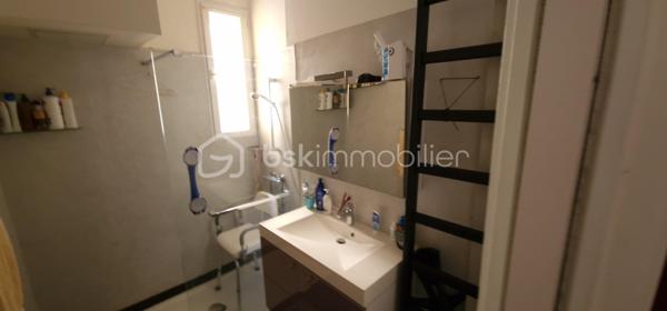 En exclusivité je vous propose ce bel appartement en centre ville à Bastia.
En très bon état. Il est au rez-de-chaussée de l'immeuble mais se situe en hauteur par rapport à la rue campinchi. La cuisine reste complètement équipée et un grand placard aménagé se trouve dans chacune des 2 chambres. Le salon est lumineux et agréable. Cet appartement est climatisé. Chaque fenêtre en double vitrage a une moustiquaire. Il n'y a pas d'extérieur mais tout est accessible à pied, les cafés, le cinéma, le théâtre, tous les commerces, la place St Nicolas. Bienvenue chez vous.