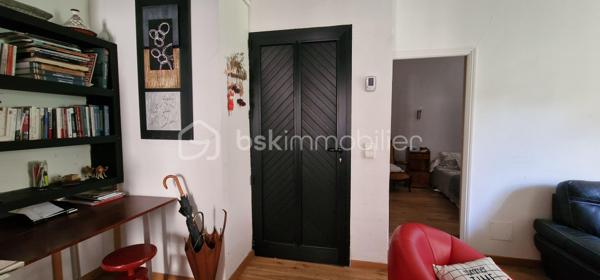 En exclusivité je vous propose ce bel appartement en centre ville à Bastia.
En très bon état. Il est au rez-de-chaussée de l'immeuble mais se situe en hauteur par rapport à la rue campinchi. La cuisine reste complètement équipée et un grand placard aménagé se trouve dans chacune des 2 chambres. Le salon est lumineux et agréable. Cet appartement est climatisé. Chaque fenêtre en double vitrage a une moustiquaire. Il n'y a pas d'extérieur mais tout est accessible à pied, les cafés, le cinéma, le théâtre, tous les commerces, la place St Nicolas. Bienvenue chez vous.
