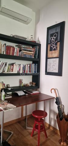 En exclusivité je vous propose ce bel appartement en centre ville à Bastia.
En très bon état. Il est au rez-de-chaussée de l'immeuble mais se situe en hauteur par rapport à la rue campinchi. La cuisine reste complètement équipée et un grand placard aménagé se trouve dans chacune des 2 chambres. Le salon est lumineux et agréable. Cet appartement est climatisé. Chaque fenêtre en double vitrage a une moustiquaire. Il n'y a pas d'extérieur mais tout est accessible à pied, les cafés, le cinéma, le théâtre, tous les commerces, la place St Nicolas. Bienvenue chez vous.