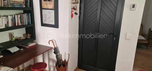 En exclusivité je vous propose ce bel appartement en centre ville à Bastia.
En très bon état. Il est au rez-de-chaussée de l'immeuble mais se situe en hauteur par rapport à la rue campinchi. La cuisine reste complètement équipée et un grand placard aménagé se trouve dans chacune des 2 chambres. Le salon est lumineux et agréable. Cet appartement est climatisé. Chaque fenêtre en double vitrage a une moustiquaire. Il n'y a pas d'extérieur mais tout est accessible à pied, les cafés, le cinéma, le théâtre, tous les commerces, la place St Nicolas. Bienvenue chez vous.