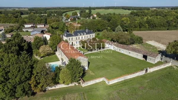 Superbe château rénové près de Saintes