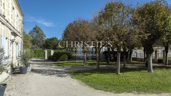 Superbe château rénové près de Saintes