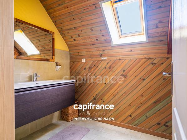 Propriété pleine de charme avec deux chambres de plain-pied et un sous-sol total !