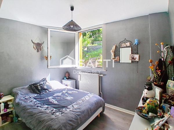 Maison de ville d'environ 101m² avec terrasse, jardin en balcons, et garage double en enfilade