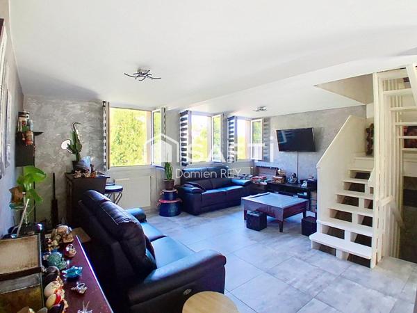 Maison de ville d'environ 101m² avec terrasse, jardin en balcons, et garage double en enfilade