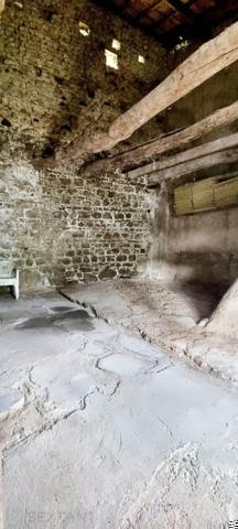 GRANGE ET CAVE POUR RENOVATION TOTALE