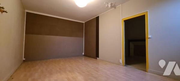 Maison rurale à vendre Parcé-sur-Sarthe dans la Sarthe (72), à usage d'habitation comprenant :