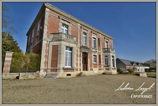 Corps de ferme avec Maison bourgeoise à vendre - Au nord de Soissons (02 Aisne) (14km) – maison de 335 m² hb-6 chambres - Dépendances - Garages – Hangars- Idéal entrepreneur-Artisan - Terrain 1.18ha