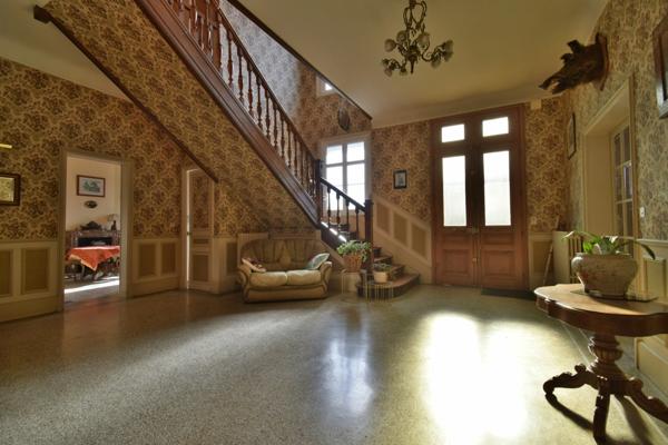 Corps de ferme avec Maison bourgeoise à vendre - Au nord de Soissons (02 Aisne) (14km) – maison de 335 m² hb-6 chambres - Dépendances - Garages – Hangars- Idéal entrepreneur-Artisan - Terrain 1.18ha