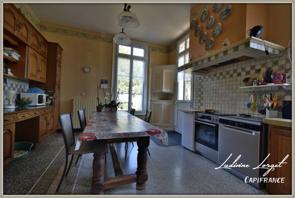 Corps de ferme avec Maison bourgeoise à vendre - Au nord de Soissons (02 Aisne) (14km) – maison de 335 m² hb-6 chambres - Dépendances - Garages – Hangars- Idéal entrepreneur-Artisan - Terrain 1.18ha