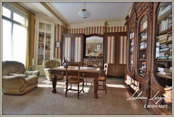 Corps de ferme avec Maison bourgeoise à vendre - Au nord de Soissons (02 Aisne) (14km) – maison de 335 m² hb-6 chambres - Dépendances - Garages – Hangars- Idéal entrepreneur-Artisan - Terrain 1.18ha