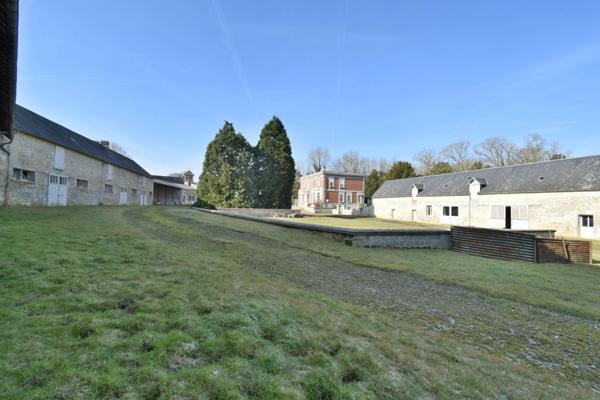 Corps de ferme avec Maison bourgeoise à vendre - Au nord de Soissons (02 Aisne) (14km) – maison de 335 m² hb-6 chambres - Dépendances - Garages – Hangars- Idéal entrepreneur-Artisan - Terrain 1.18ha