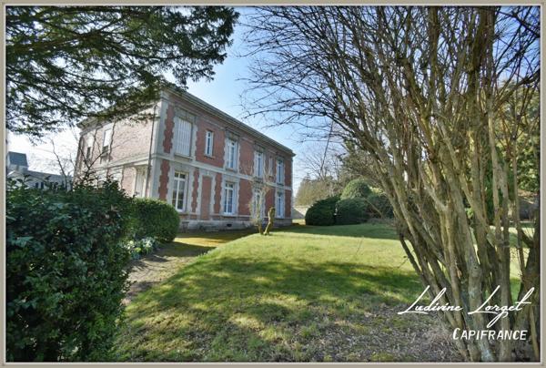 Corps de ferme avec Maison bourgeoise à vendre - Au nord de Soissons (02 Aisne) (14km) – maison de 335 m² hb-6 chambres - Dépendances - Garages – Hangars- Idéal entrepreneur-Artisan - Terrain 1.18ha