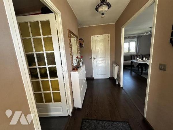 Proche centre-ville, au calme, maison d'habitation sur sous-sol semi-enterré comprenant de plai...