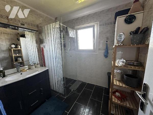 Proche centre-ville, au calme, maison d'habitation sur sous-sol semi-enterré comprenant de plai...