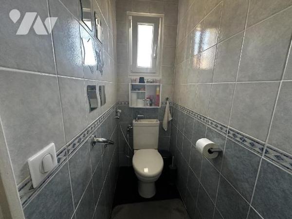 Proche centre-ville, au calme, maison d'habitation sur sous-sol semi-enterré comprenant de plai...