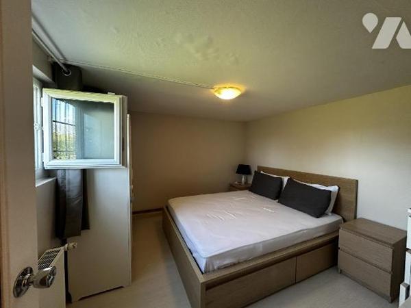 Proche centre-ville, au calme, maison d'habitation sur sous-sol semi-enterré comprenant de plai...