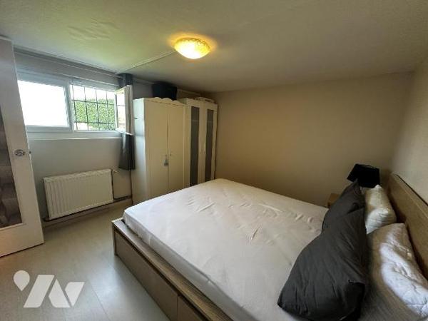 Proche centre-ville, au calme, maison d'habitation sur sous-sol semi-enterré comprenant de plai...