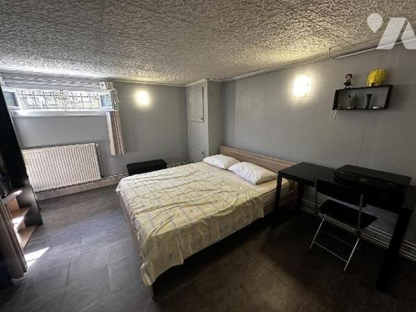 Proche centre-ville, au calme, maison d'habitation sur sous-sol semi-enterré comprenant de plai...