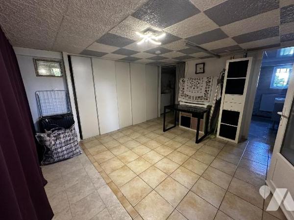 Proche centre-ville, au calme, maison d'habitation sur sous-sol semi-enterré comprenant de plai...