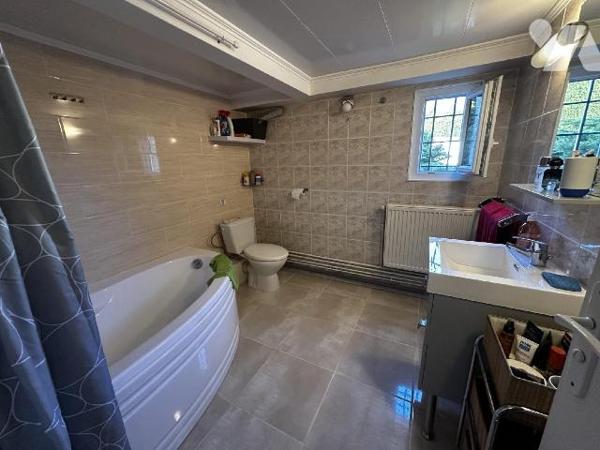 Proche centre-ville, au calme, maison d'habitation sur sous-sol semi-enterré comprenant de plai...