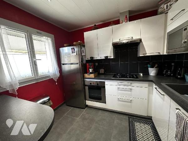 Proche centre-ville, au calme, maison d'habitation sur sous-sol semi-enterré comprenant de plai...