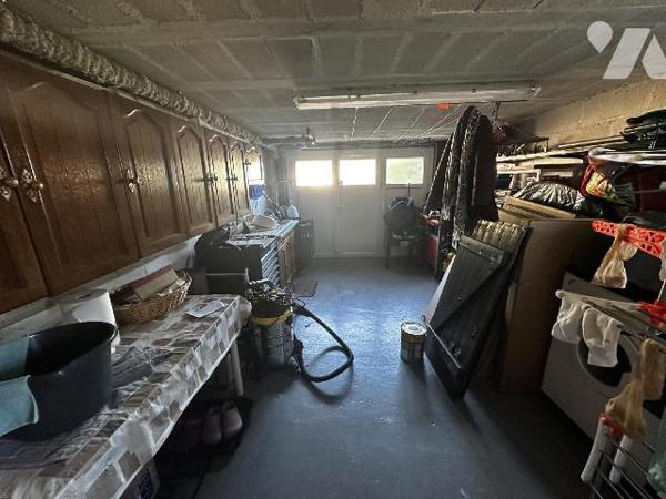 Proche centre-ville, au calme, maison d'habitation sur sous-sol semi-enterré comprenant de plai...