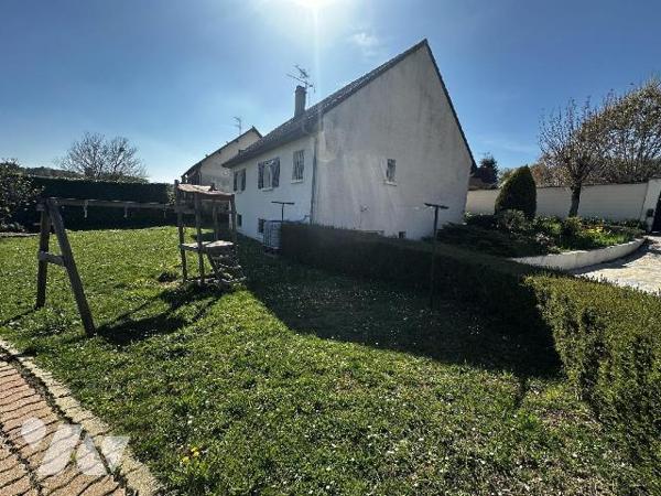 Proche centre-ville, au calme, maison d'habitation sur sous-sol semi-enterré comprenant de plai...