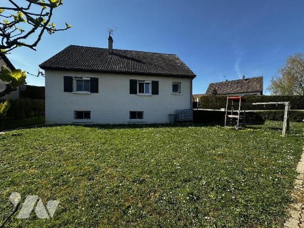 Proche centre-ville, au calme, maison d'habitation sur sous-sol semi-enterré comprenant de plai...