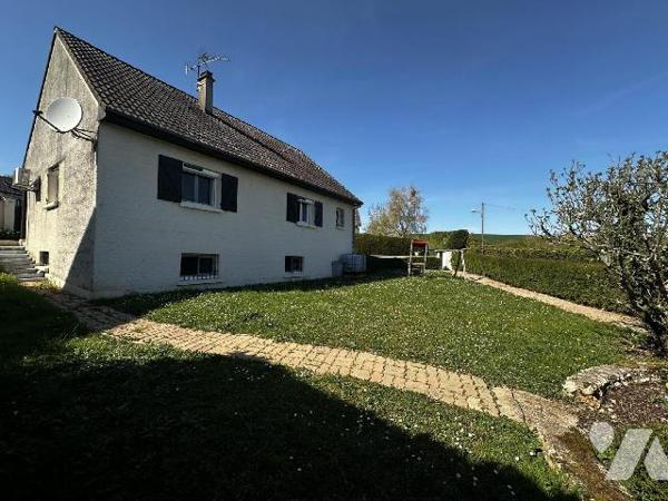 Proche centre-ville, au calme, maison d'habitation sur sous-sol semi-enterré comprenant de plai...