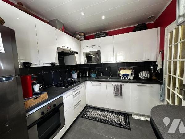 Proche centre-ville, au calme, maison d'habitation sur sous-sol semi-enterré comprenant de plai...