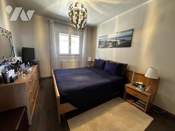 Proche centre-ville, au calme, maison d'habitation sur sous-sol semi-enterré comprenant de plai...