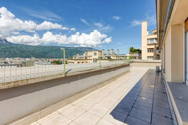 Paul Mistral en dernier étage avec terrasse incroyable de  70 m²