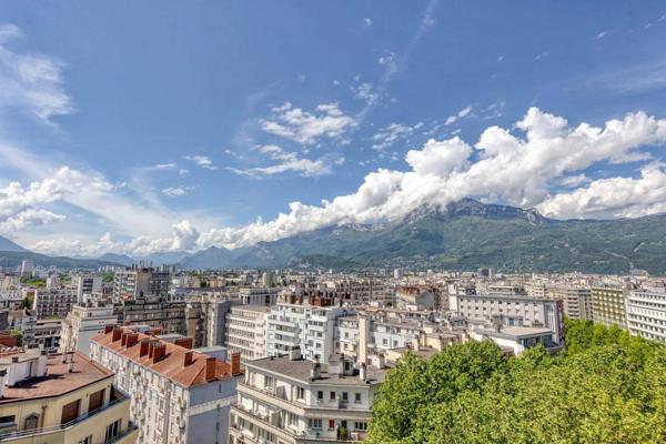 Paul Mistral en dernier étage avec terrasse incroyable de  70 m²