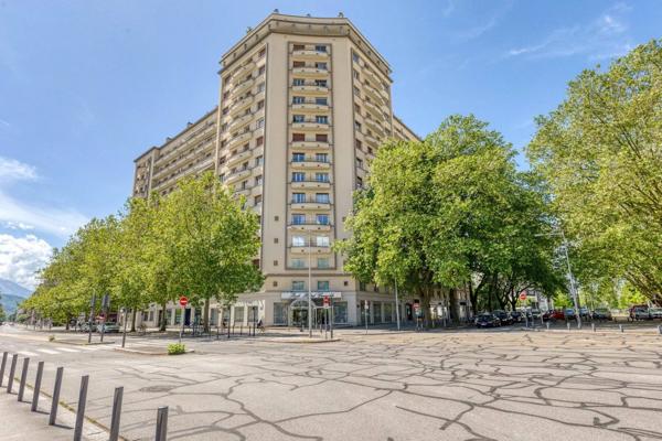 Paul Mistral en dernier étage avec terrasse incroyable de  70 m²