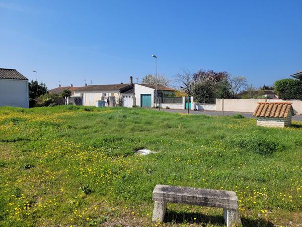 ECHILLAIS 5 min de Rochefort - Terrain constructible de 361 m² à viabiliser - proche commerces