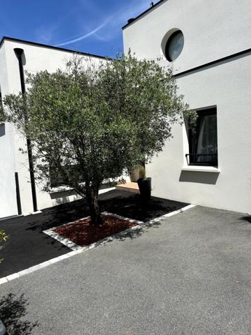 TRES BELLE MAISON COMTEMPORAINE