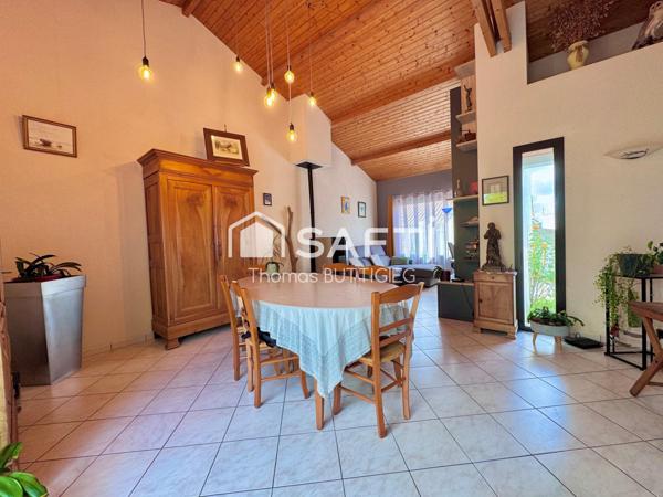 Belle maison, jardin paysagé, garage et dépendance.