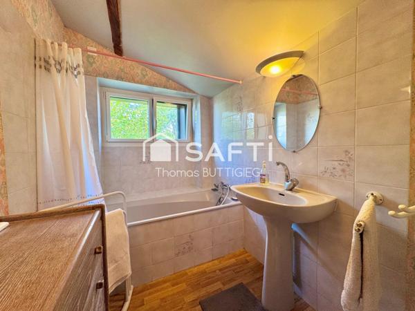 Belle maison, jardin paysagé, garage et dépendance.