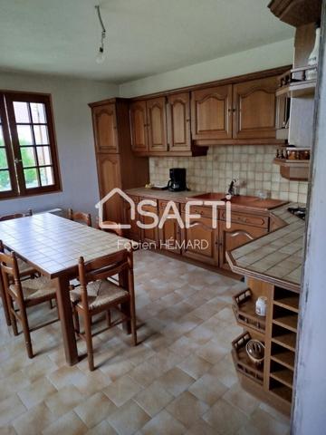 belle maison traditionnelle sur terrain paysager de 1682 m2.