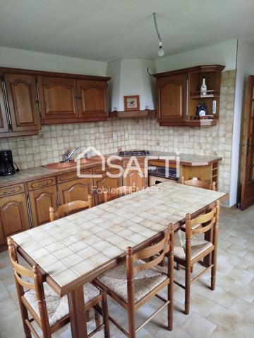 belle maison traditionnelle sur terrain paysager de 1682 m2.