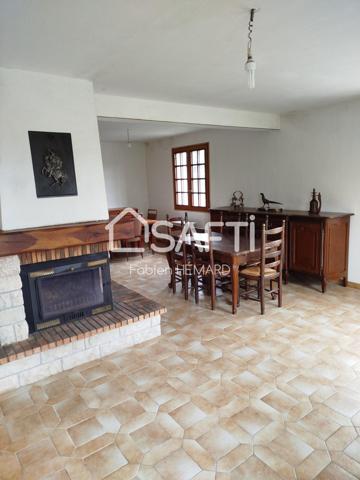 belle maison traditionnelle sur terrain paysager de 1682 m2.