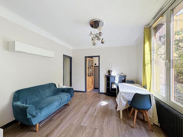 MONTREUIL, CROIX DE CHAVAUX, PROCHE DU PARC DES GUILANDS, PETITE COPROPRIETE DE 3 LOGEMENTS, APPARTEMENT 3 PIECES AVEC CAVE, GARAGE ET JARDIN PRIVATIF.