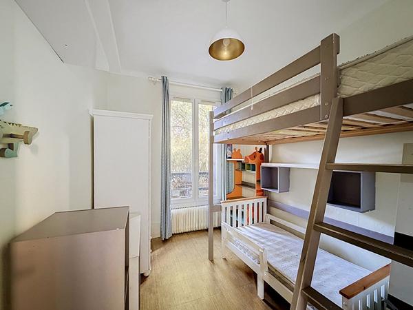 MONTREUIL, CROIX DE CHAVAUX, PROCHE DU PARC DES GUILANDS, PETITE COPROPRIETE DE 3 LOGEMENTS, APPARTEMENT 3 PIECES AVEC CAVE, GARAGE ET JARDIN PRIVATIF.