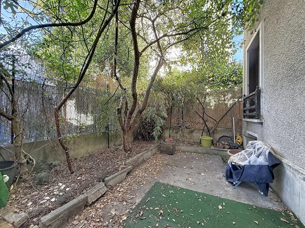 MONTREUIL, CROIX DE CHAVAUX, PROCHE DU PARC DES GUILANDS, PETITE COPROPRIETE DE 3 LOGEMENTS, APPARTEMENT 3 PIECES AVEC CAVE, GARAGE ET JARDIN PRIVATIF.