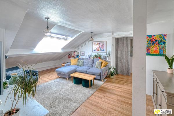 Versailles Notre-Dame Appartement 4 pièces 85m² au sol situé au dernier étage €560 000 ** - Référence 25432