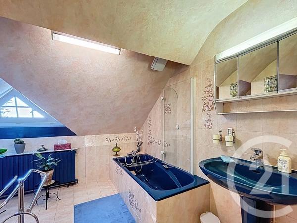 Maison à vendre  8 pièces - 130,60 m 2   VILLECRESNES  - 94